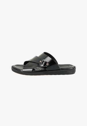Sandales noires à glissière avec dessus synthétique brillant, deux larges brides, boucle en métal réglable et semelle extérieure texturée pour une meilleure adhérence.