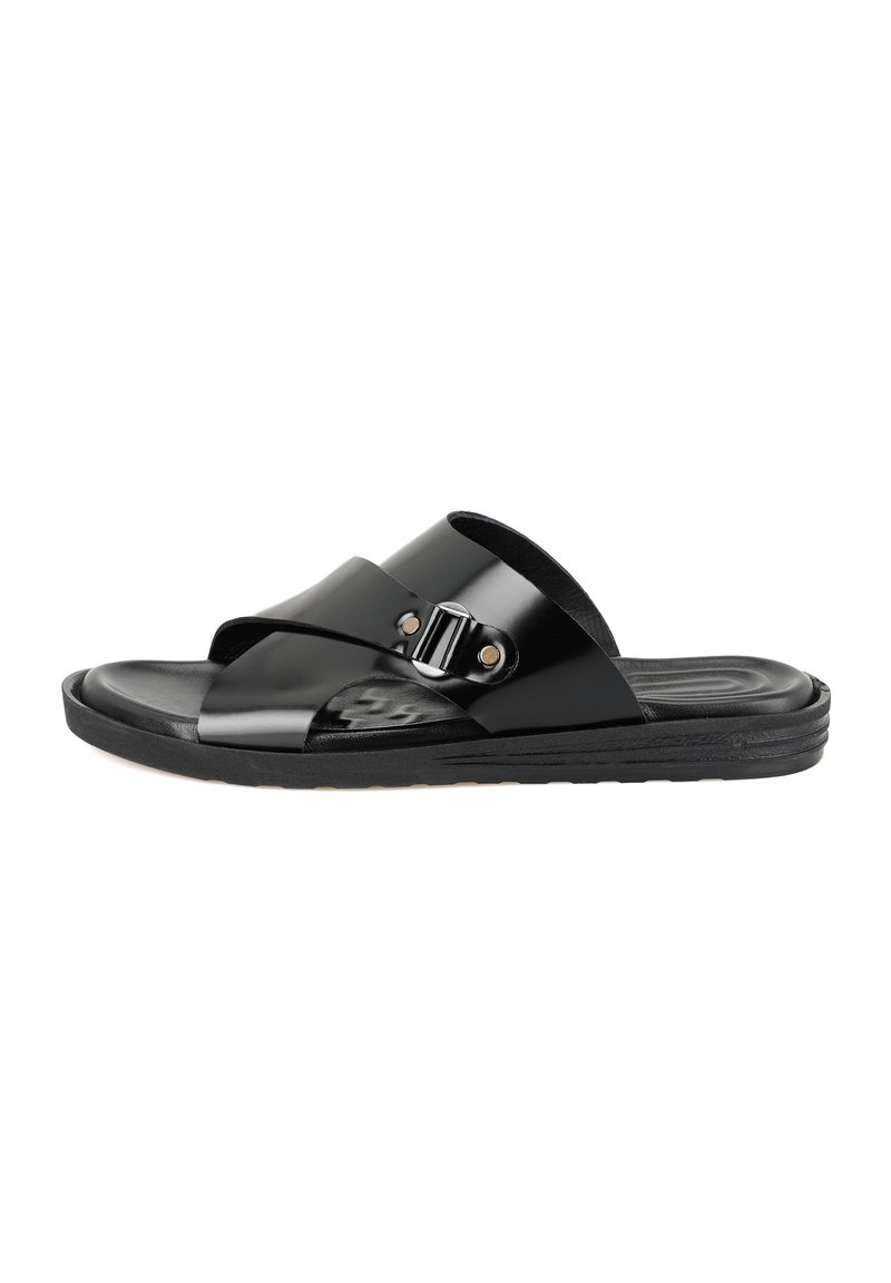 Zwarte sleehak sandalen met glanzend synthetisch bovenwerk, twee brede banden, verstelbare metalen gespslot, en een geprofileerde loopzool voor grip.