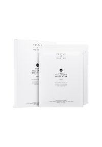 Das Pestle & Mortar Pure Hyaluronic Sheet Maske, verpackt in weißen Schachteln und Taschen, verfügt über ein minimalistisches Design mit schwarzem Text und Branding.