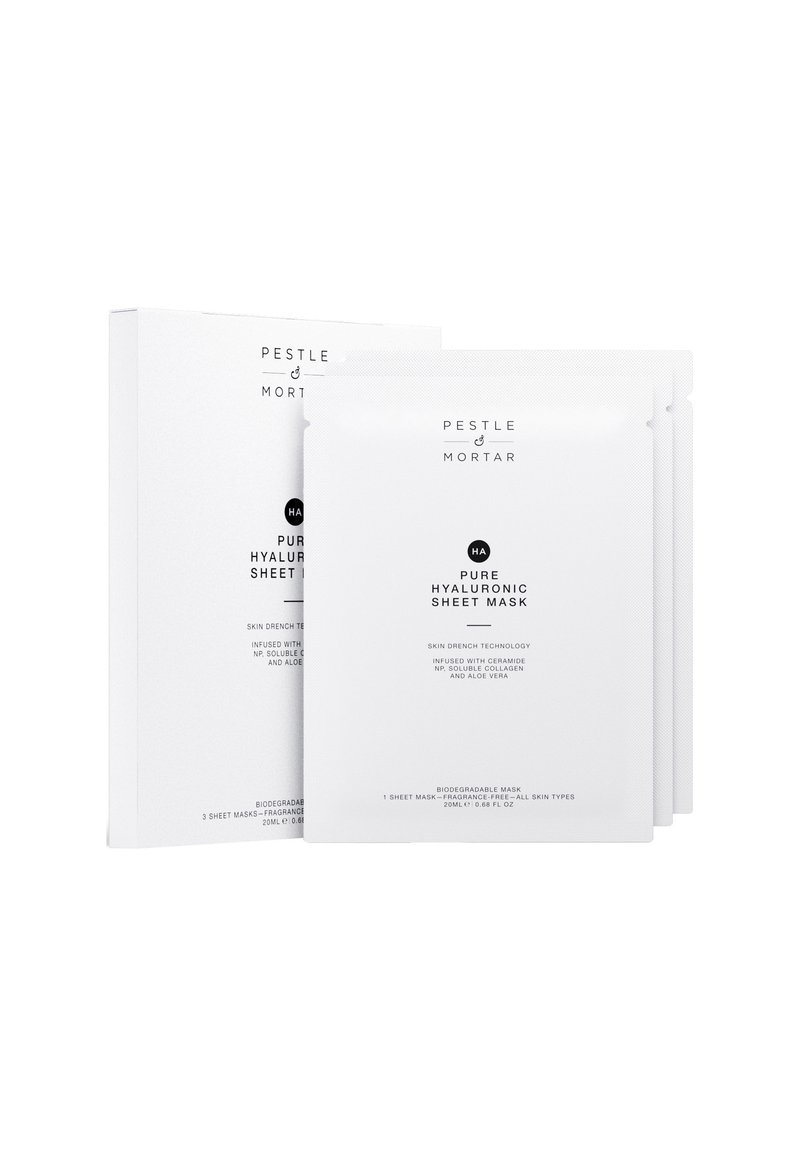 Das Pestle & Mortar Pure Hyaluronic Sheet Maske, verpackt in weißen Schachteln und Taschen, verfügt über ein minimalistisches Design mit schwarzem Text und Branding.