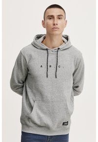 Felpa grigia con cappuccio e coulisse, tasca frontale e logo stampato "A.R.C." sul petto. Realizzata in materiale morbido, presenta polsini e orlo a coste.