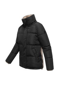 Zwarte pufferjack met hoge kraag, gevoerd met een gequiltte textuur, zijzakken en een crèmekleurige voering. Beschikt over elastische manchetten en een logopatch op de mouw.