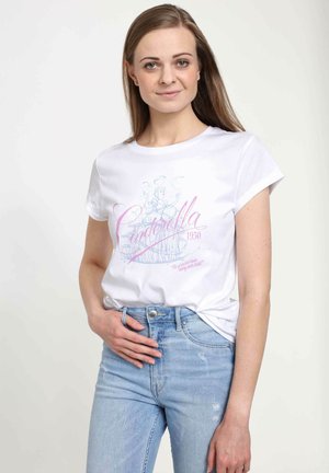 Bílý bavlněný tričko s potiskem Popelky v růžové a stříbrné barvě. Kulatý výstřih, krátké rukávy a volný střih. Světle modré roztrhané džíny.