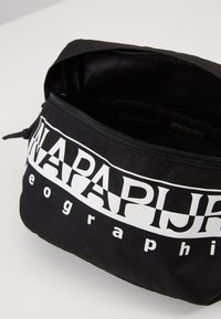 Černý textilní pytlík se zipovým uzávěrem; na přední straně je bílý vytištěný logo "NAPAPIJRI"; textura povrchu je strukturovaná a tvar je zaoblený.