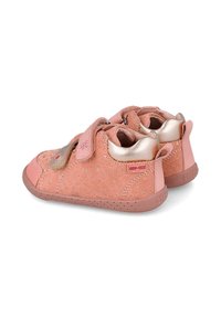 Zapatos infantiles rosas con detalles de ante y metálicos. Presentan un patrón texturizado, una correa de Velcro y un talón reforzado.