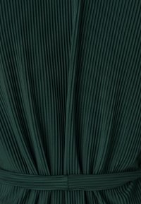 Tessuto verde scuro con fini pieghe verticali raccolte in vita da una cintura plissettata abbinata.
