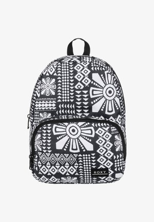 Schwarz-weißer Rucksack mit geometrischen Mustern, einem oberen Tragegriff und einer vorderen Reißverschlusstasche. Hergestellt aus strapazierfähigem Stoff mit glänzender Oberfläche.