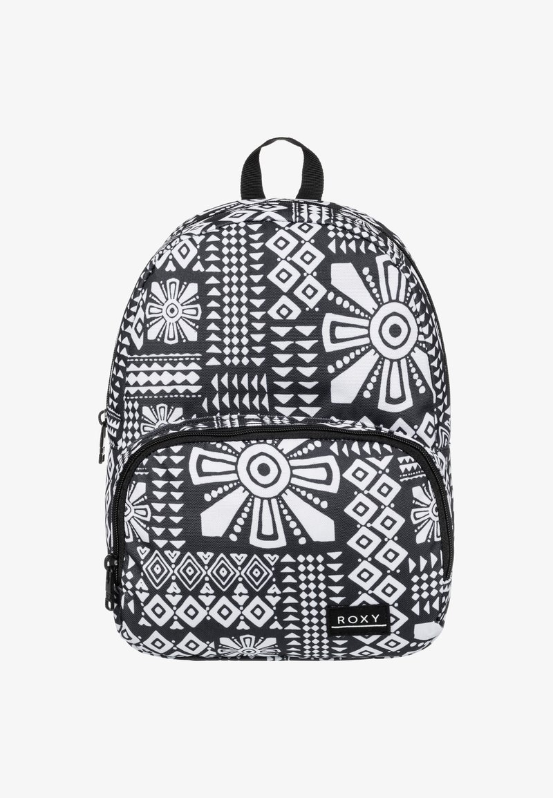 Sort-hvid rygsæk med geometriske mønstre, et håndtag på toppen og en frontlomme med lynlås. Fremstillet af slidstærkt stof med en blank finish.