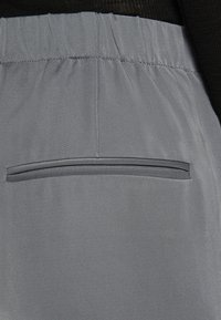 Samsøe Samsøe HOYS STRAIGHT PANTS  - Nohavice - turbulence