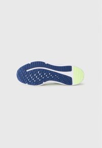 Semelle de chaussure en caoutchouc bleu et blanc, avec une surface texturée et motif, agrémentée d'une touche de vert clair. Elle présente un design courbé et athlétique.