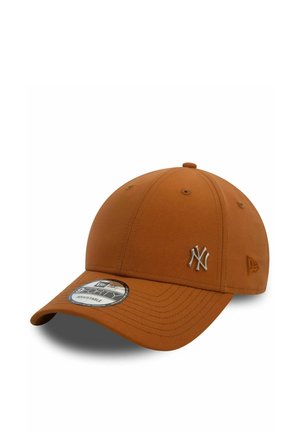 Gorra de béisbol naranja con corona redondeada, correa ajustable, logotipo bordado de los New York Yankees en plata y una pegatina de la marca en el ala.