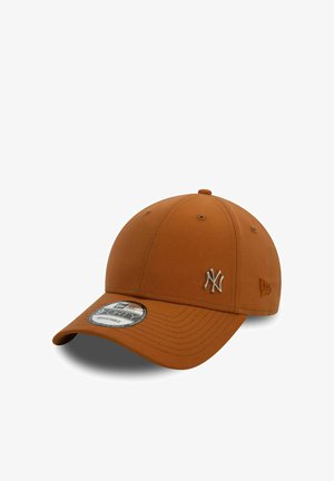 Oranje baseballpet met een ronde kroon, verstelbare band, geborduurd New York Yankees logo in zilver en een merksticker op de rand.