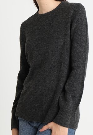 Maglione in lana grigio scuro con collo a giro, maniche lunghe e vestibilità rilassata. Texture morbida e polsini leggermente a coste. Design casual.