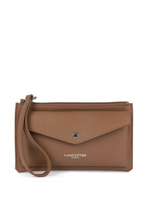 Bruine leren portemonnee met een gestructureerde afwerking, voorzien van een klep aan de voorkant, ritssluiting en een polsbandje. "Lancaster Paris" logo in wit.