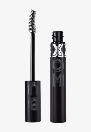 Schwarzmascara-Tube und -Bürste. Der Tube hat eine glänzende Oberfläche mit erhabener Schrift; die Bürste hat eine gebogene Form mit feinen Borsten.