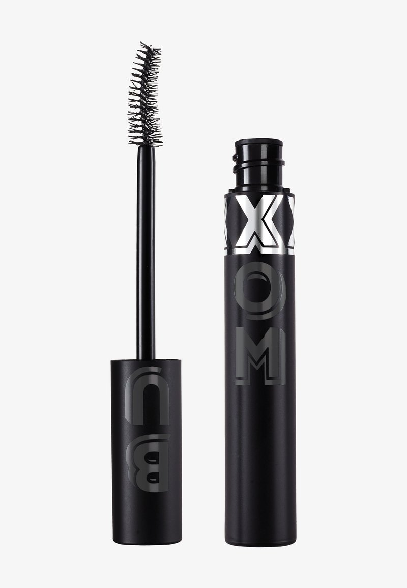 Czarna tuba maskary i szczoteczka. Tuba ma błyszczącą powierzchnię z wypukłym napisem; szczoteczka ma zakrzywiony kształt z cienkimi włoskami.