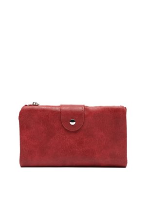 Portafoglio rosso in similpelle con patta a bottone a pressione e chiusura superiore con zip, mostrato su sfondo bianco.