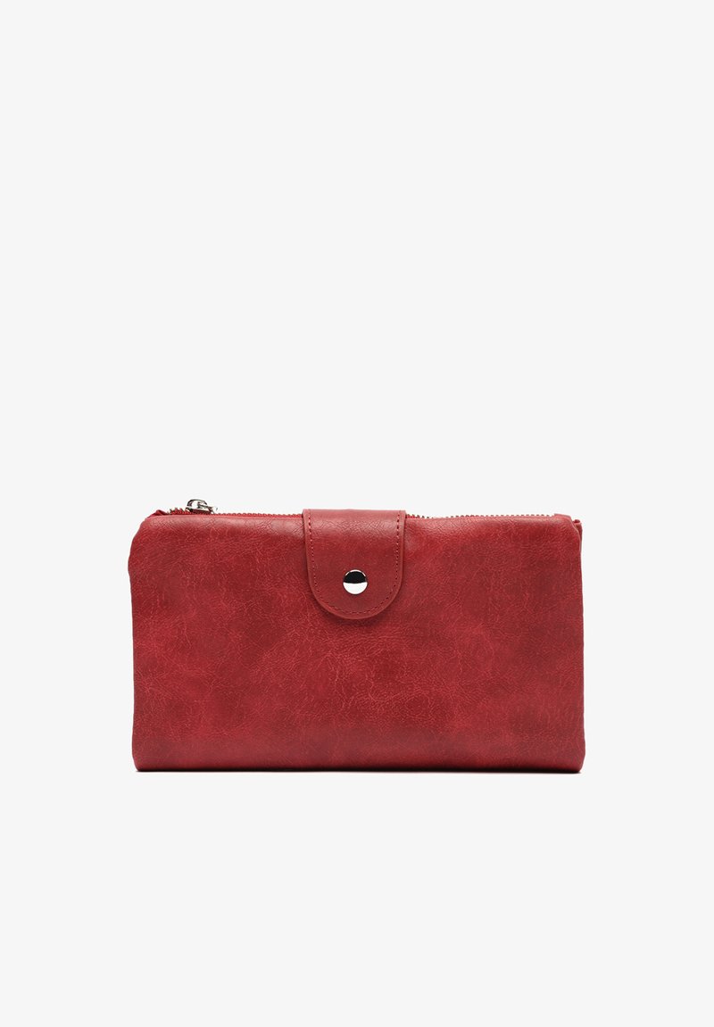 Červená peňaženka z umelého koženého materiálu s uzáverom na patentný gombík a horným zipsom, zobrazená na bielom pozadí.