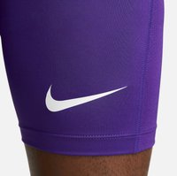 Pantaloni sportivi Nike viola realizzati in tessuto morbido, con il logo Swoosh bianco sul lato sinistro inferiore, dotati di pannelli in rete traspirante.