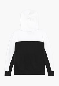 Sweat-shirt à capuche avec une moitié supérieure blanche et une moitié inférieure noire. Mélange de coton, avec des poignets et un ourlet côtelés, et une poche kangourou.