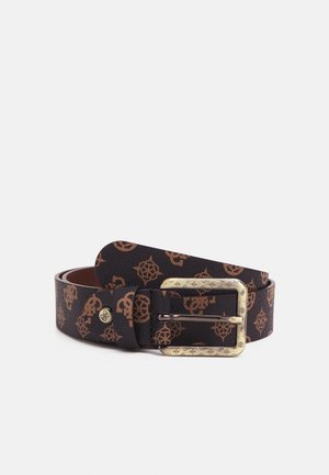 Zwarte leren riem met bruine geometrische patronen en een gegraveerde goudkleurige rechthoekige gesp, opgerold op een witte achtergrond.