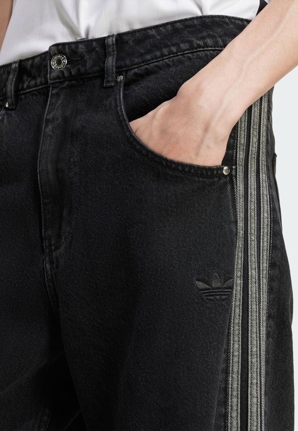 ADICOLOR DENIM FIREBIRD - Loose Jeans3