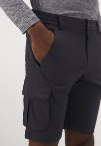 Marine cargo shorts med en lynlås lomme, elastisk talje og CMP-logo. Fremstillet af letvægts, struktureret stof for nem bevægelse.