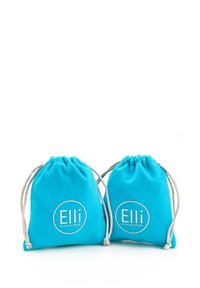 Twee turquoise stoffen trekzakken met zilveren koorden, voorzien van een ronde witte logo met de tekst "Elli by Julie & Grace."