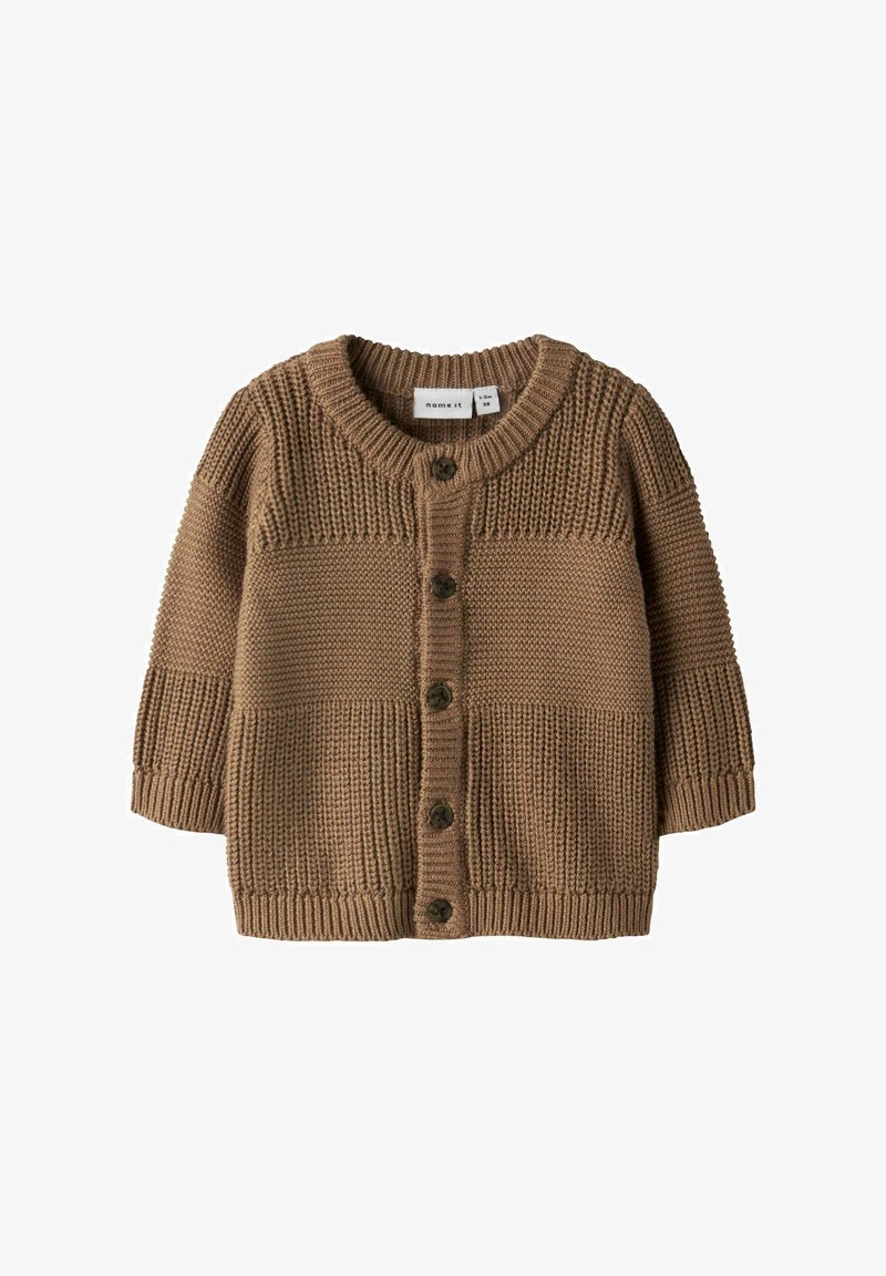 Cardigan pour bébé en maille marron avec cinq boutons sur le devant, col, poignets et ourlet côtelés, motif en maille texturée sur toute la surface.