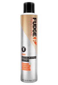 Aérosol cylindrique argenté avec un capuchon noir. Étiquette ornée de texte orange et noir, indiquant "FUDGE PROFESSIONAL" et "SKYSCRAPER EXTRA", signalant un fixatif pour cheveux.