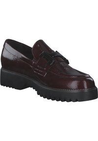 Burgundzkie lakierowane loafersy z masywną czarną gumową podeszwą, prostokątnym detalem klamry oraz gładką, błyszczącą teksturą.