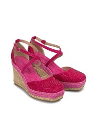 Sandali con zeppa rosa in materiale scamosciato, dotati di cinghie incrociate e decorati con piccoli borchie, con suole in juta intrecciata e dettagli rosa.