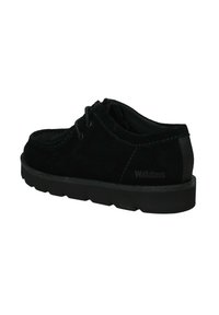 Scarpa in suede nera con punta rotonda, design con lacci, cuciture a contrasto e suola in gomma nera chunky. Presenta il logo sul tallone.