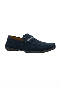 Pánské slip-on boty v námořnické modré semišové kůži, s šedými pruhy, prošívaným vzorem a flexibilní černou gumovou podrážkou.