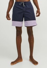 Pantaloni da bagno blu navy con orlo lilla. Realizzati in materiale leggero, dotati di vita con cordino e tasche laterali.