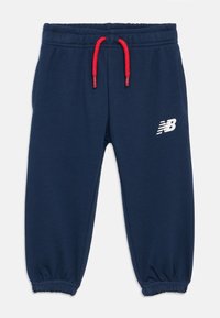 Mørkeblå sweatpants med elastisk talje og manchetter, rød snor, sidelommer og hvidt New Balance logo på venstre lår.