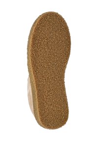 Suola di una scarpa beige con una suola in gomma testurizzata di colore tan, mostrata dal basso su uno sfondo bianco.