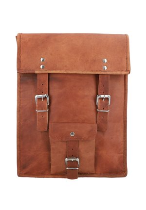 Ruskea nahkainen reppu, jossa on pääläppä, kaksi hopeista solkea ja etutasku, joka on kiinnitetty soljella ja painonapilla.