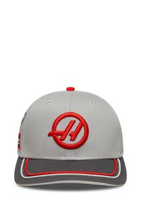 Szara czapka z czerwonym haftowanym logo i akcentami. Posiada strukturalny design, szary daszek oraz kontrastowe czerwone przeszycia wzdłuż brzegu.