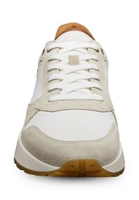Sneaker bianco caratterizzato da una combinazione di camoscio e materiali lisci, con un accento in tono marrone sulla parte del tallone e una suola in gomma texturizzata.