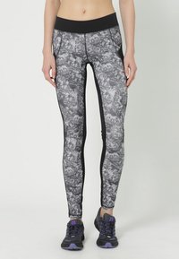Legginsy wykonane z elastycznej tkaniny w czarno-szary wzór kwiatowy, z wysokim stanem i czarnymi panelami bocznymi dla kontrastu.