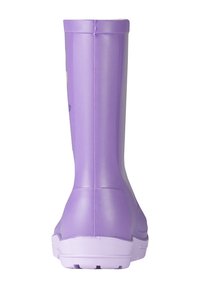 Botas de lluvia de goma moradas con una superficie suave, caña alta y un diseño de punta redondeada. Presentan una suela de color morado claro para mayor tracción.