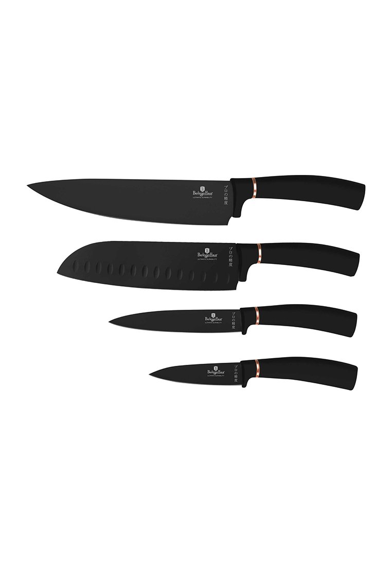 Cztery czarne noże kuchenne z gładkimi matowymi uchwytami i miedzianymi akcentami. Ostrza mają różne długości i zawierają ząbkowane wzory.