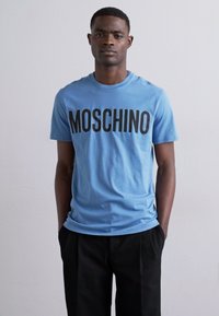 MOSCHINO Marškinėliai su spaudiniu - fantasia azzurro