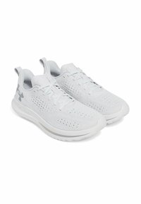 Baskets de sport blanches avec un dessus en mesh respirant, une semelle flexible et des lacets plats ; comporte un logo discret sur les côtés et des surfaces texturées.