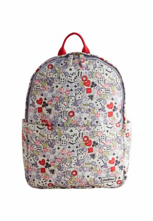 Rucsac cu mânere roșii, acoperit cu modele florale și de cărți de joc, inclusiv inimi, triunghiuri, zaruri și domino, buzunar frontal cu fermoar, etichetă Cath Kidston.