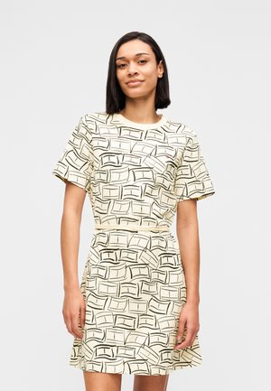 Trumpa geltonos spalvos suknelė iš lengvos medžiagos su juodu abstrakčiu stačiakampių raštu ir aptempta liemene, puošta į apačią platėjančia sijonu.