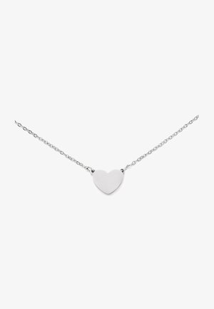 Collier en argent avec un petit pendentif lisse en forme de cœur centré sur une chaîne délicate sur fond blanc.