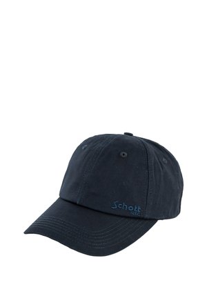 Gorra de béisbol negra de seis paneles con agujeros de ventilación cosidos y "Schott N.Y.C." bordado en azul en el lado delantero izquierdo.