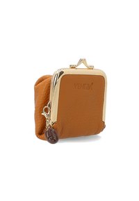 Bruine leren muntentas met een gouden metalen frame, kliksluiting en een decoratieve charme. Textuur oppervlak met een klein logo.